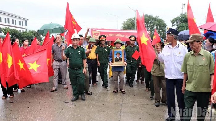 Đông đảo nhân dân có mặt để đón Liệt sĩ Hoàng Ngọc Thiết trở về.