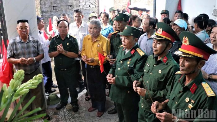 Các cựu chiến binh, nhân dân địa phương đến viếng Liệt sĩ Hoàng Ngọc Thiết.