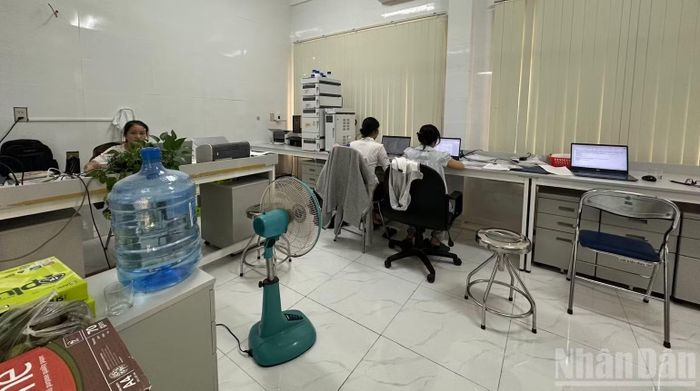 Cán bộ kỹ thuật và cán bộ quản lý làm việc chung với các phòng chức năng, xét nghiệm.