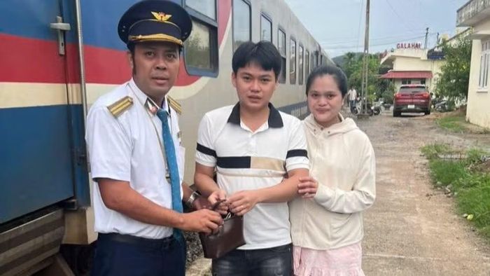 Ngày 20/9/2026, tại ga La Hai, Trưởng tàu SE21 Nguyễn Quốc Khánh đã trao trả tài sản hành khách Nguyễn Phan Mỹ Uyên cùng chồng. (Ảnh: Tập đoàn Đường sắt Quốc gia Việt Nam)