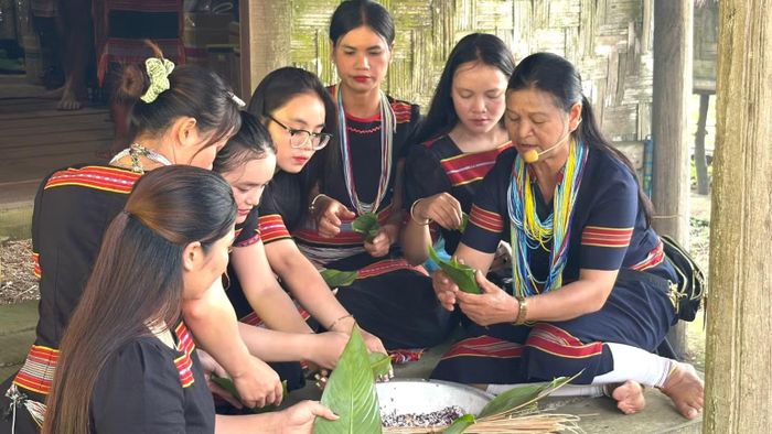 Tái hiện công đoạn gói bánh. (Ảnh: Ban tổ chức cung cấp).