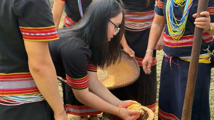 Dân làng giã gạo chuẩn bị lễ vật cúng Giàng.(Ảnh: Ban tổ chức cung cấp).