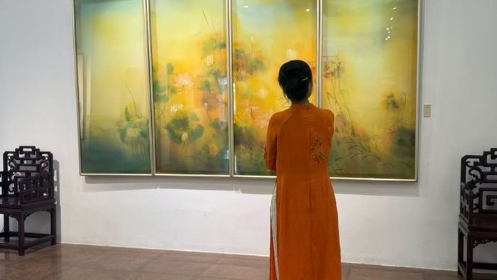 Không gian thưởng thức tranh. (Ảnh: Mai Lữ)