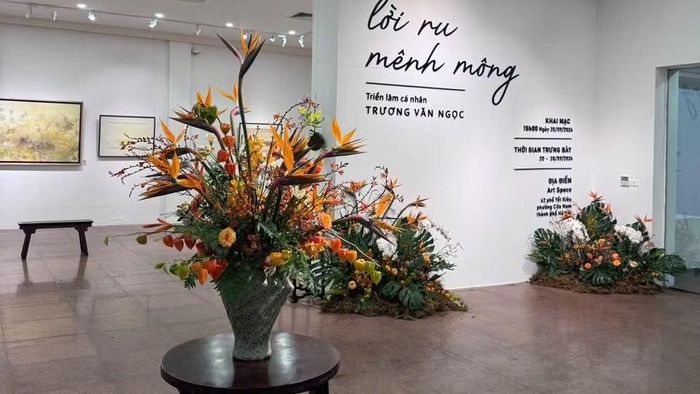 Không gian triển lãm được kết hợp cùng hoa nghệ thuật của Kim Anh Ngô. (Ảnh: Mai Lữ)