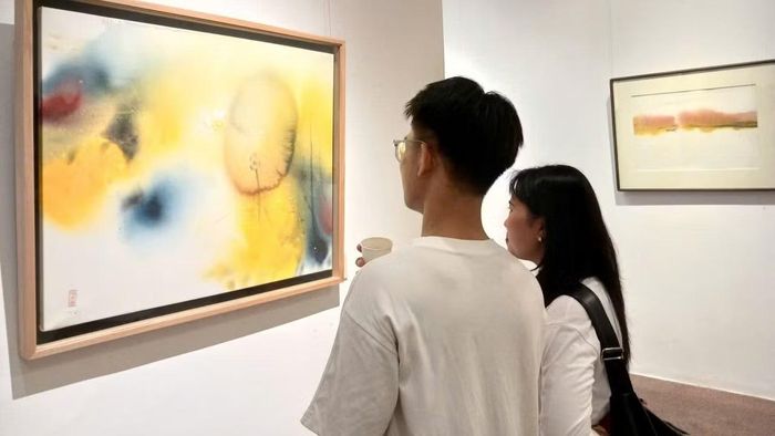 Công chúng thưởng thức vẻ đẹp tác phẩm. (Ảnh: Mai Lữ)