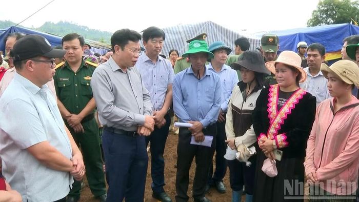 Lãnh đạo tỉnh Lâm Đồng và địa phương thăm hỏi, động viên các hộ dân bị ảnh hưởng sạt lở, sụt lún đất tại thôn Đắk Snao. (Ảnh: VĂN YÊN)