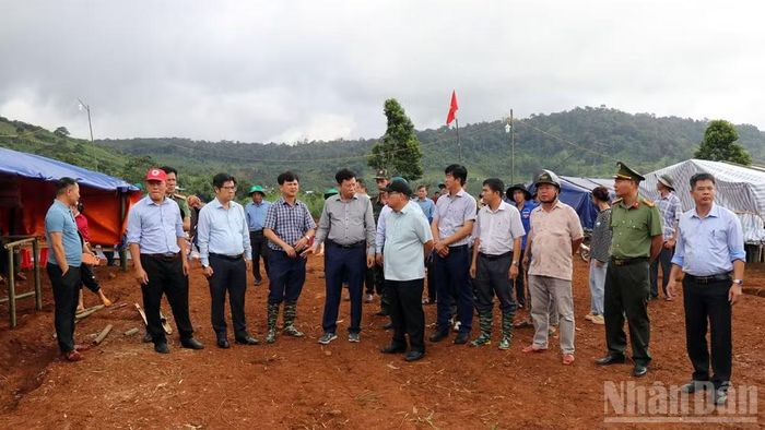 Đoàn công tác tỉnh Lâm Đồng kiểm tra tình hình sạt lở, sụt lún đất và thăm hỏi người dân vùng ảnh hưởng tại thôn Đắk Snao. (Ảnh: VĂN YÊN)