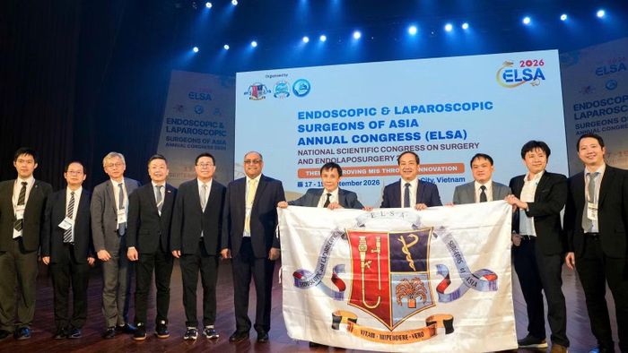 Trao cờ đăng cai Hội nghị ELSA 2027 cho Đài Loan (Trung Quốc). (Ảnh: Ban tổ chức cung cấp)