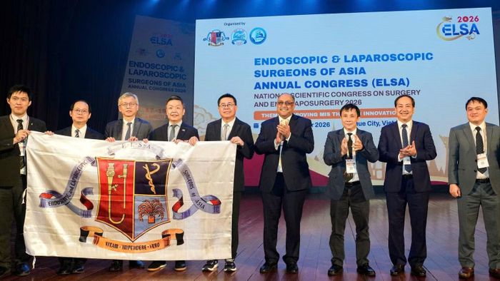 Cờ đăng cai ELSA 2027 được trao cho Đài Loan (Trung Quốc), đơn vị tổ chức kỳ hội nghị trong năm 2027. (Ảnh: Ban tổ chức)