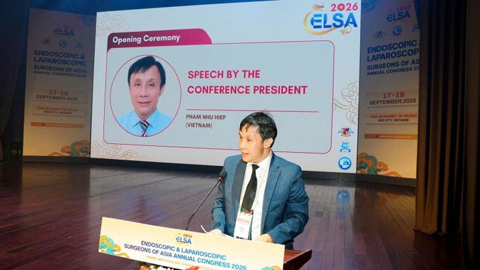 Giáo sư, Tiến sỹ, Bác sĩ Phạm Như Hiệp, Giám đốc Bệnh viện Trung ương Huế trao đổi tại diễn đàn của hội nghị. (Ảnh: Ban tổ chức cung cấp)