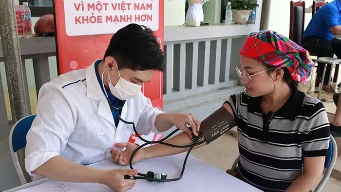 Các y, bác sĩ tình nguyện khám bệnh, tư vấn sức khỏe miễn phí cho người dân địa phương. (Ảnh: Trung ương Hội Thầy thuốc trẻ cung cấp)