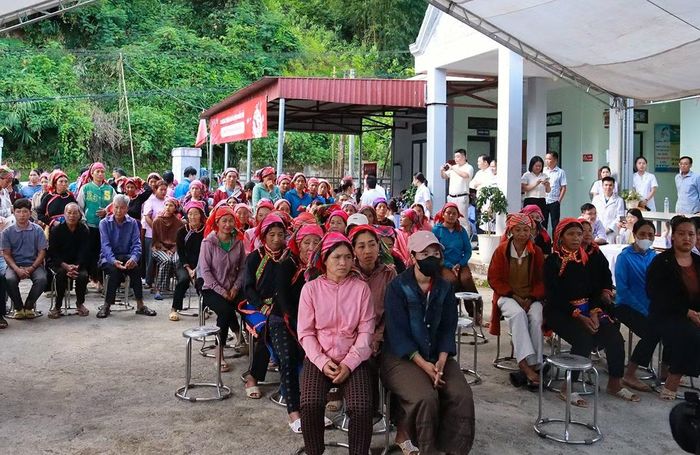Đông đảo người dân địa phương có mặt ở các điểm khám. (Ảnh: Trung ương Hội Thầy thuốc trẻ cung cấp)