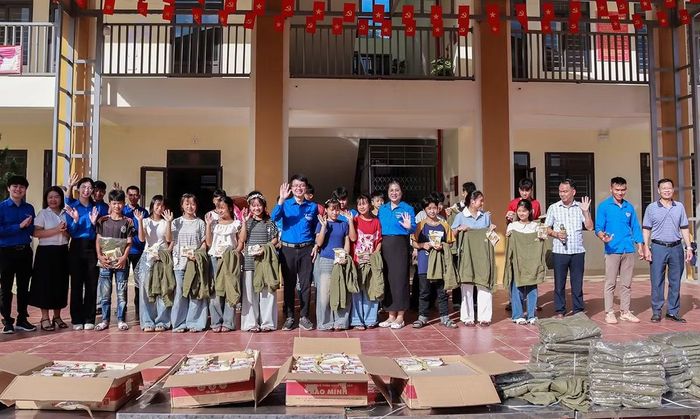 Đoàn công tác trao áo ấm, bánh trung thu tặng học sinh xã Mù Cà. (Ảnh: Trung ương Hội Thầy thuốc trẻ cung cấp)