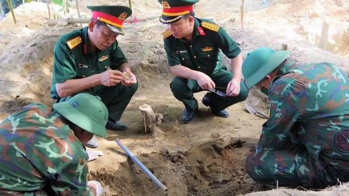 Các đồng chí Thủ trưởng Bộ Chỉ huy Quân sự tỉnh Quảng Trị kiểm tra, động viên lực lượng quy tập tại Câu Nhi, xã Nam Hải Lăng. (Ảnh: QS) 