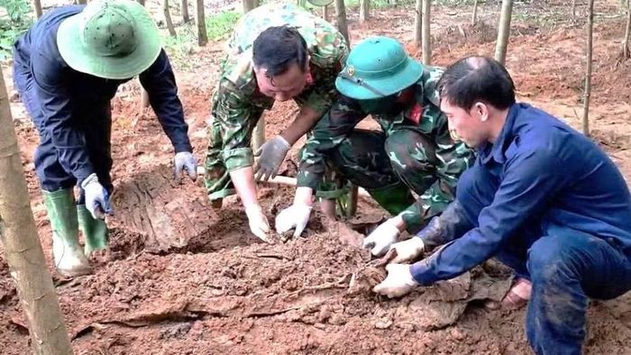 Phòng Chính trị, Bộ Chỉ huy quân sự tỉnh Quảng Trị tìm kiếm, cất bốc hài cốt liệt sĩ tại bản Bãi Dinh, xã Dân Hóa. (Ảnh: QS)
