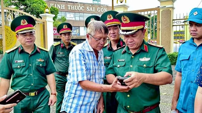 Thiếu tướng Nguyễn Thành Trung, Chính ủy Bộ Tư lệnh Thành phố Hồ Chí Minh trao đổi, thu thập thông tin tại khu vực nghĩa trang liệt sĩ quận Gò Vấp (cũ).