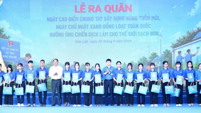 Lãnh đạo Trung ương Đoàn Thanh niên Cộng sản Hồ Chí Minh và tỉnh Đắk Lắk tặng quà các đoàn viên, thanh niên. (Ảnh: CTV)