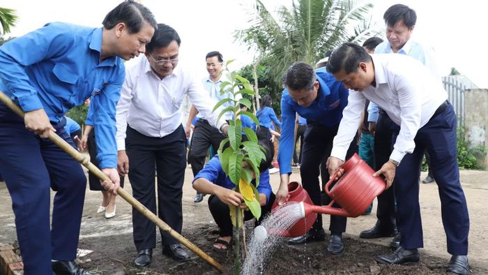 Lãnh đạo Trung ương Đoàn Thanh niên cộng sản Hồ Chí Minh và tỉnh Đắk Lắk trồng cây xanh tại chương trình. (Ảnh: CTV)