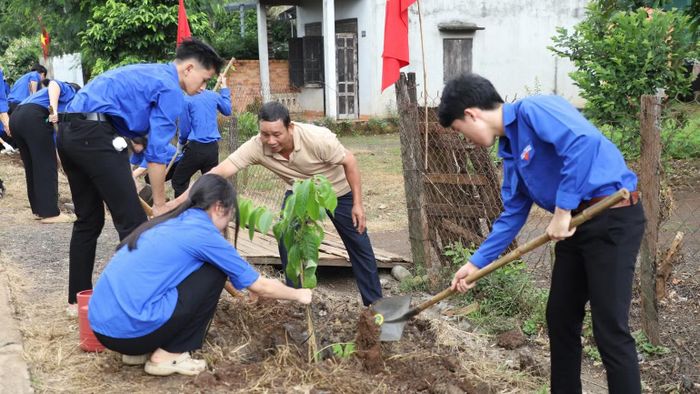 Đoàn viên, thanh niên trồng cây xanh dọc các tuyến đường ở địa phương. (Ảnh: CTV)