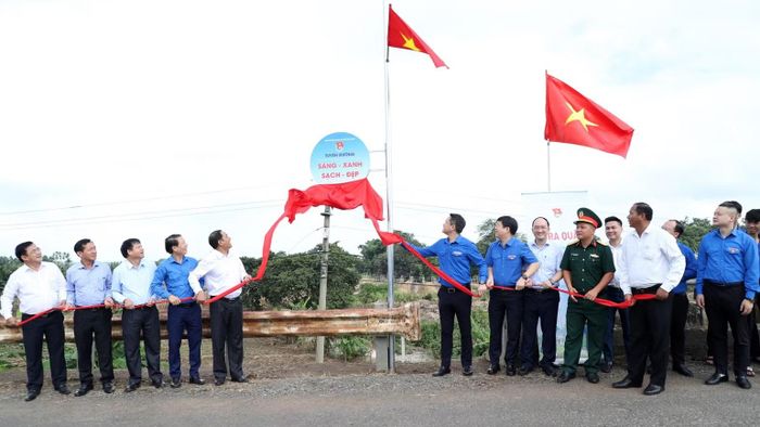 Khánh thành tuyến đường “Sáng-Xanh-Sạch-Đẹp”. (Ảnh: CTV)