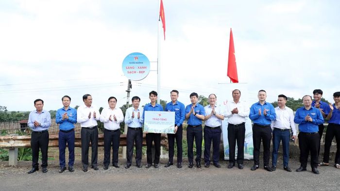 Trung ương Đoàn trao tặng tuyến đường “Sáng-Xanh-Sạch-Đẹp” và 1 mô hình phân loại rác tại nguồn. (Ảnh: CTV)