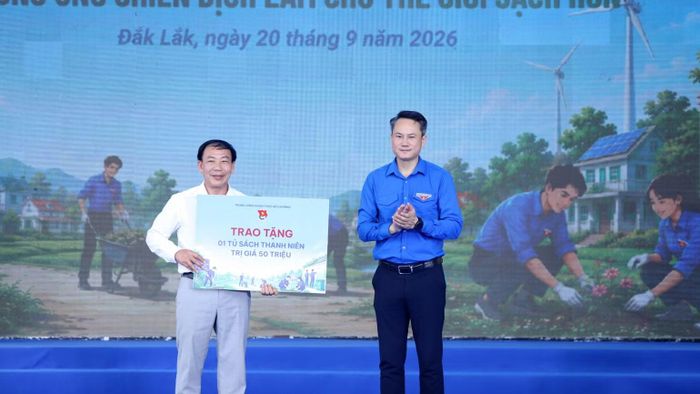 Trung ương Đoàn trao tặng 1 tủ sách thanh niên trị giá 50 triệu đồng cho học sinh Trường Trung học phổ thông Trần Đại Nghĩa. (Ảnh: CTV)