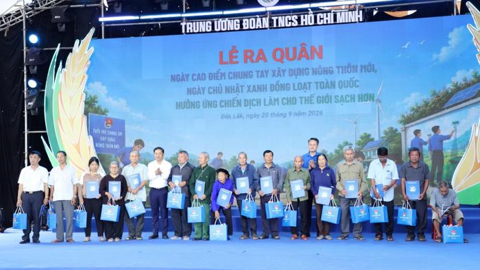 Lãnh đạo Trung ương Đoàn Thanh niên cộng sản Hồ Chí Minh và tỉnh Đắk Lắk tặng quà các gia đình chính sách. (Ảnh: CTV)