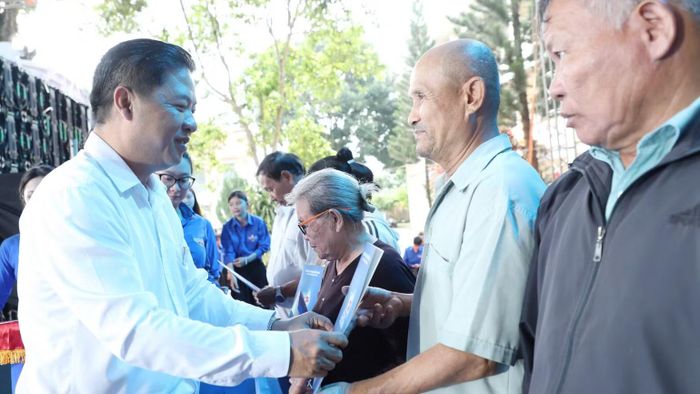  Bí thư Tỉnh ủy Đắk Lắk Lương Nguyễn Minh Triết tặng quà cho các gia đình chính sách trên địa bàn xã Ea Nuôl. (Ảnh: CTV) 