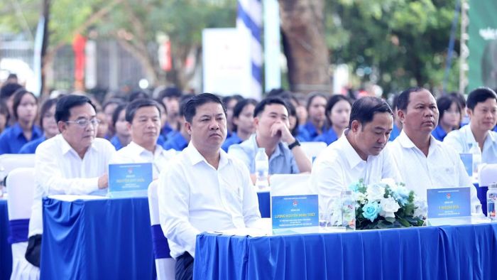 Các đồng chí lãnh đạo tỉnh Đắk Lắk dự chương trình. (Ảnh: CTV)
