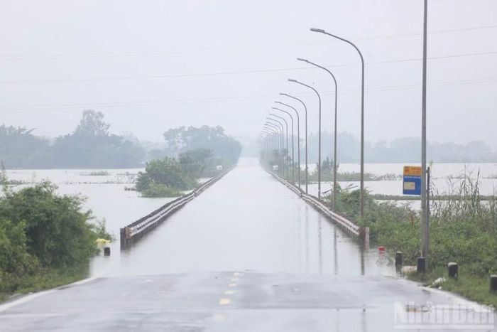 Nước sông Tích dâng cao ngập tuyến đường tỉnh 421B.