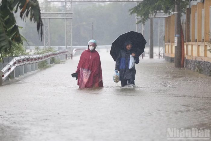 Nước các sông dâng cao, nhiều khu vực thấp gần sông tại khu vực ngoại thành Hà Nội ngập lụt khiến người dân vất vả thích nghi.
