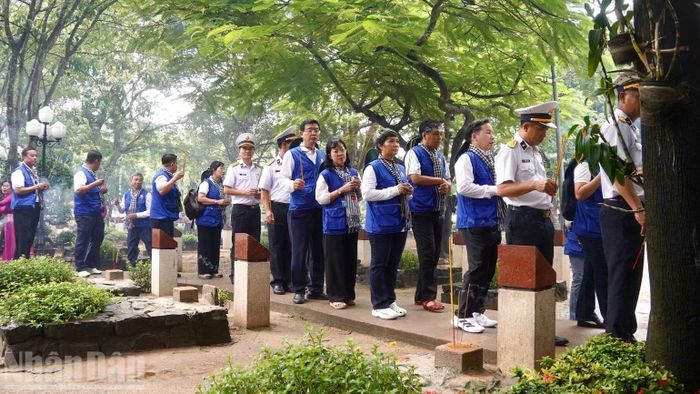  Đại biểu xếp hàng vào thắp hương tại phần mộ Anh hùng Lực lượng vũ trang nhân dân Võ Thị Sáu. 