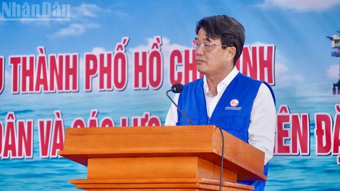  Đồng chí Bùi Thanh Nhân, Phó Chủ tịch Ủy ban Mặt trận Tổ quốc Việt Nam Thành phố Hồ Chí Minh, Chủ tịch Liên đoàn Lao động Thành phố, Trưởng đoàn công tác phát biểu. 