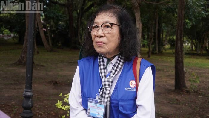  Bà Lê Thị Việt Lan, Phó Chủ tịch Hội Chiến sĩ cách mạng bị địch bắt tù đày Thành phố Hồ Chí Minh tham gia đoàn đại biểu Thành phố Hồ Chí Minh thăm cán bộ, chiến sĩ và nhân dân vùng biển, đảo Tây Nam và Nhà giàn DK1/10. 