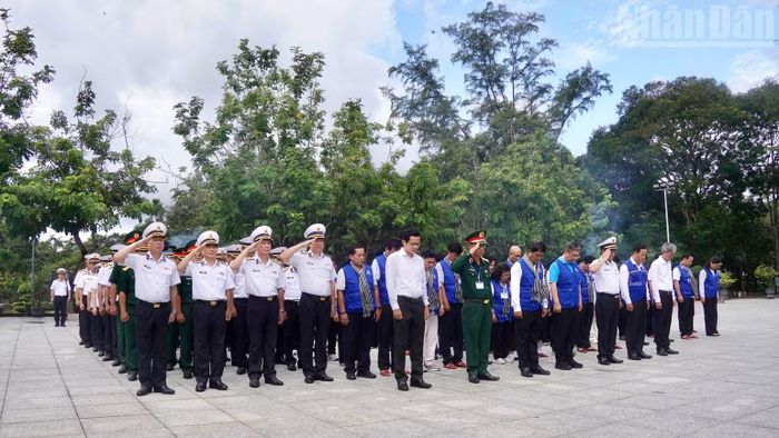  Đoàn đại biểu Thành phố Hồ Chí Minh dâng hương tại nghĩa trang Hàng Dương, Đặc khu Côn Đảo. 
