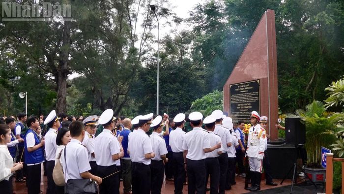  Đại biểu dâng hương tại Đặc khu Côn Đảo. 