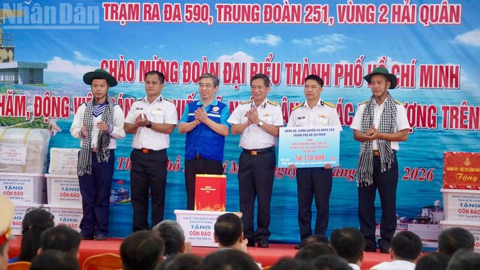  Lãnh đạo Thành ủy Thành phố Hồ Chí Minh và Quân chủng Hải quân trao quà tại Trạm radar 590. 