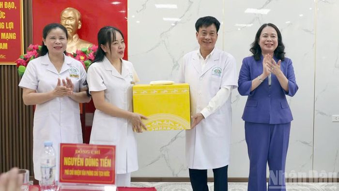 Phó Chủ tịch nước Võ Thị Ánh Xuân tặng quà cán bộ, y bác sĩ, nhân viên Bệnh viện Phục hồi chức năng tỉnh Tuyên Quang. (Ảnh: Đức Thắng)