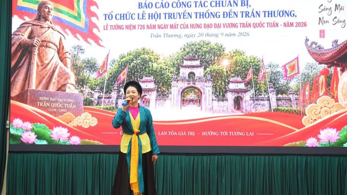 Nghệ sĩ Nhân dân Thúy Ngần biểu diễn một ca khúc trong chương trình khai mạc. (Ảnh: THÀNH CÔNG)