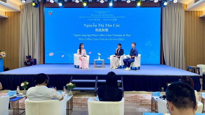 Cuộc đối thoại “Tomorrow's Boss - Những người dẫn lối tương lai” tại chương trình. (Ảnh: YẾN TRINH)
