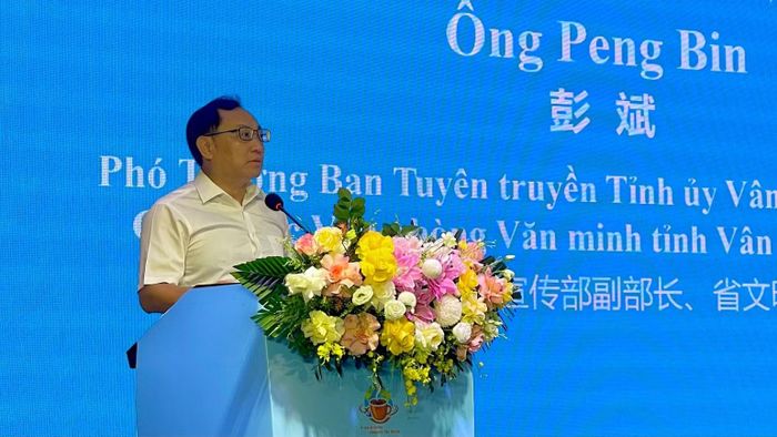 Ông Peng Bin, Phó Trưởng Ban Tuyên truyền Tỉnh ủy, Giám đốc Văn phòng Văn minh tỉnh Vân Nam phát biểu tại chương trình. (Ảnh: YẾN TRINH)