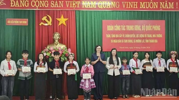 Đại diện Hội đồng Dân tộc của Quốc hội trao học bổng cho học sinh các dân tộc thiểu số ở biên giới tỉnh Thanh Hóa. (Ảnh: MAI LUẬN)