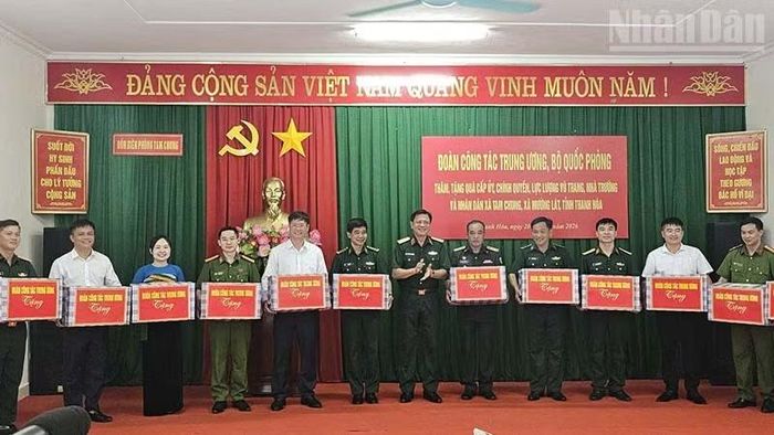 Lãnh đạo Bộ Quốc phòng trao tặng quà cho cấp ủy, chính quyền, lực lượng vũ trang ở các xã biên giới Thanh Hóa đại diện đơn vị quân đội Lào. (Ảnh: MAI LUẬN)