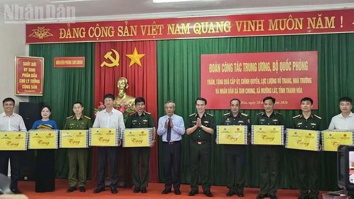 Lãnh đạo tỉnh Thanh Hóa và Tư lệnh Biên phòng trao tặng quà cho cấp ủy, chính quyền, lực lượng vũ trang các xã biên giới tỉnh Thanh Hóa. (Ảnh: MAI LUẬN)