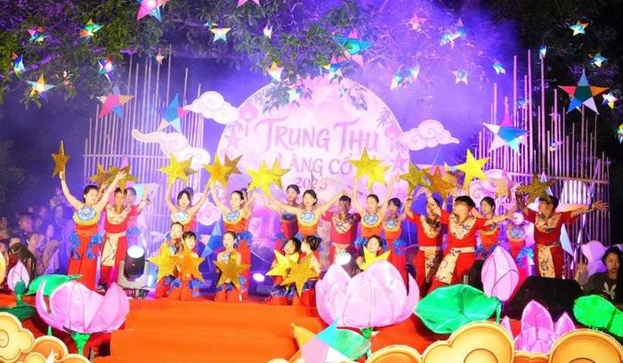 Một tiết mục trong chương trình Trung thu làng cổ do các cháu thiếu nhi biểu diễn. (Ảnh: HÀ THÀNH)