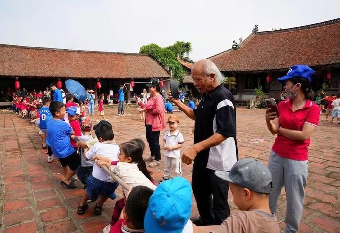 Các em nhỏ tham gia trò chơi kéo co tại sân đình Mông Phụ ở làng cổ Đường Lâm.