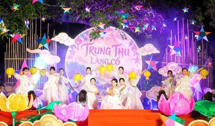 Các cháu thiếu nhi biểu diễn trong chương trình "Đêm trăng làng cổ" tổ chức tại Làng cổ Đường Lâm, phường Sơn Tây, Hà Nội. (Ảnh: HÀ THÀNH)