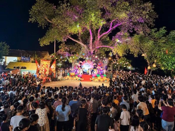 Chương trình vui trung thu "Đêm trăng làng cổ" thu hút rất đông các em nhỏ và người dân làng Đường Lâm tham dự. (Ảnh: HÀ THÀNH)