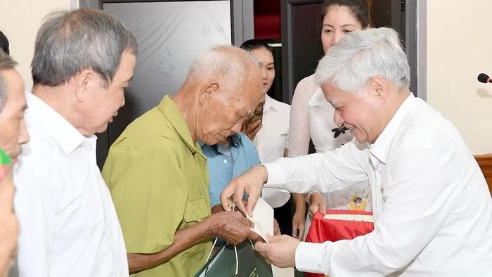 Đồng chí Đỗ Văn Chiến tặng quà người có công, người cao tuổi trên địa bàn xã Trung Sơn. (Ảnh: QUỐC VIỆT)
