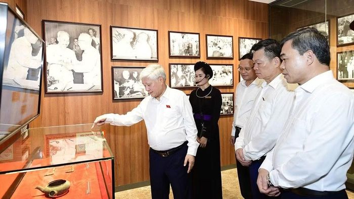 Đồng chí Đỗ Văn Chiến và các đồng chí lãnh đạo tỉnh Tuyên Quang tham quan Khu trưng bày các hiện vật tại Khu di tích Ban Thường trực Quốc hội, xã Tân Trào. (Ảnh: QUỐC VIỆT)